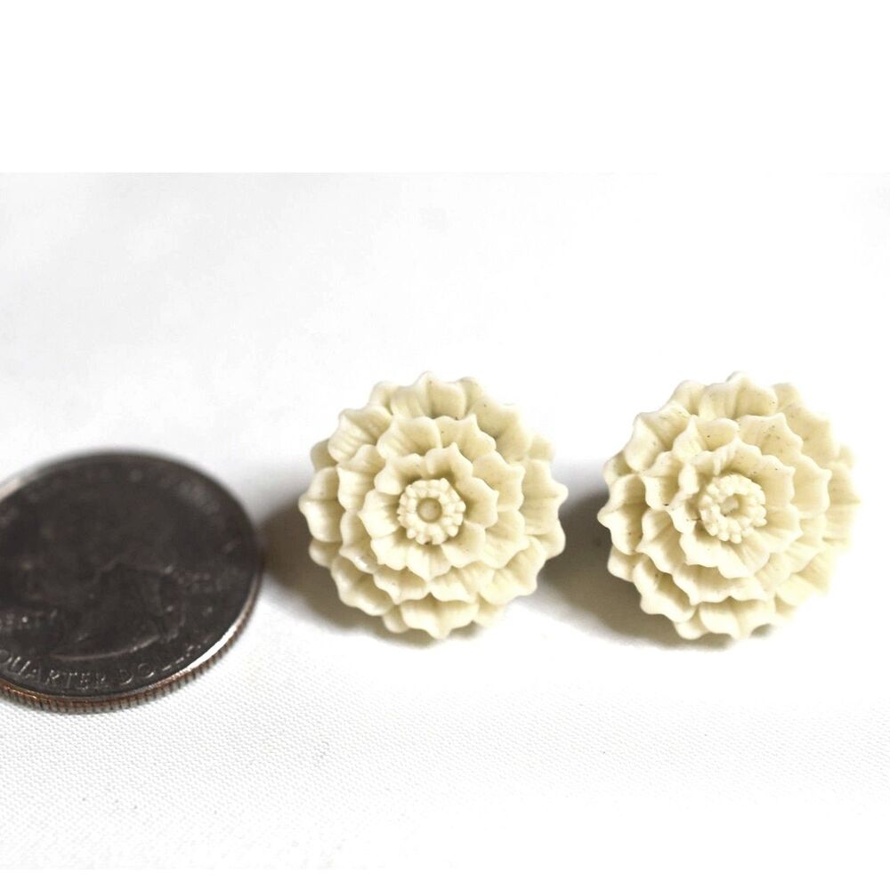 Vtg 60's Nostalgic Cottagecore Cream Resin Dahlia Design Post/Stud Chic Earrings